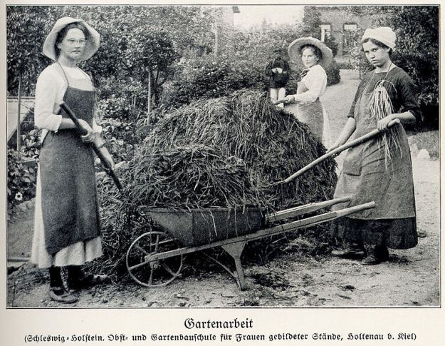 Drei Frauen "gebildeter Stände" in der Gartenbauschule Holtenau (bei Kiel) arbeiten an einem Heuhaufen - ca. 1900